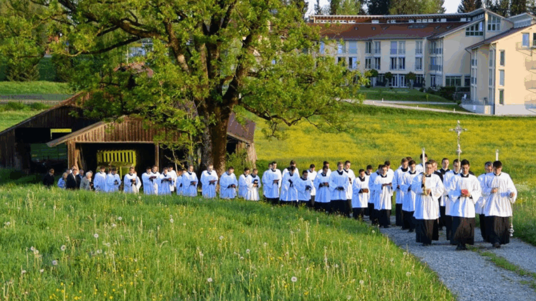 La FSSP sigue creciendo: más vocaciones, más juventud y fidelidad en tiempos de crisis