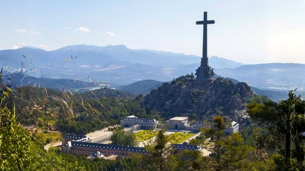 El Valle despojado: el Gobierno elimina los símbolos cristianos que rodean la Cruz