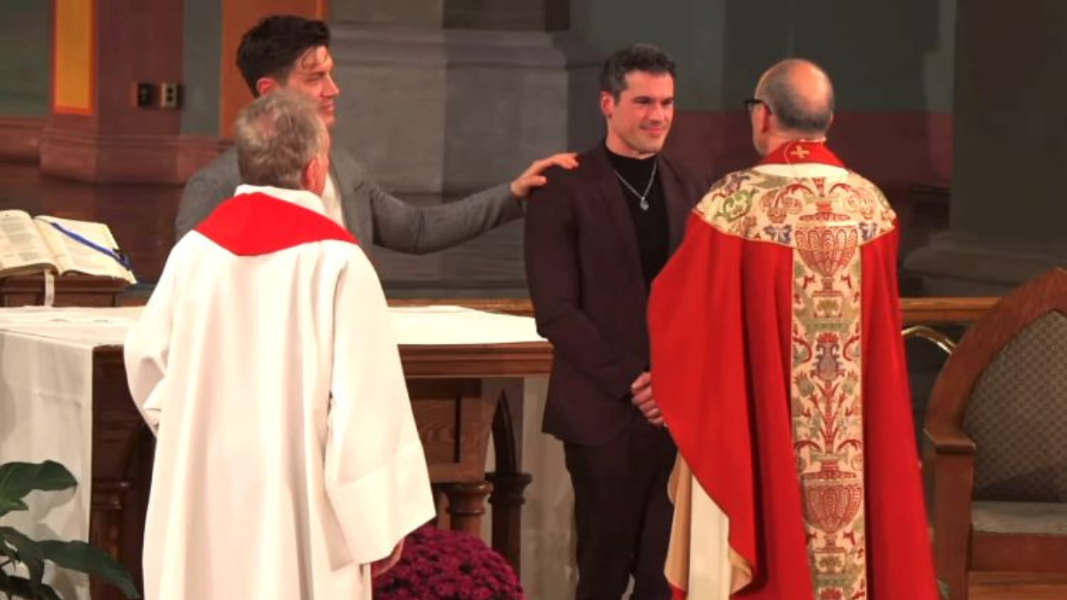 EE.UU: Un presentador de ABC News, declarado abiertamente gay, es confirmado en una parroquia de Manhattan con su pareja como padrino