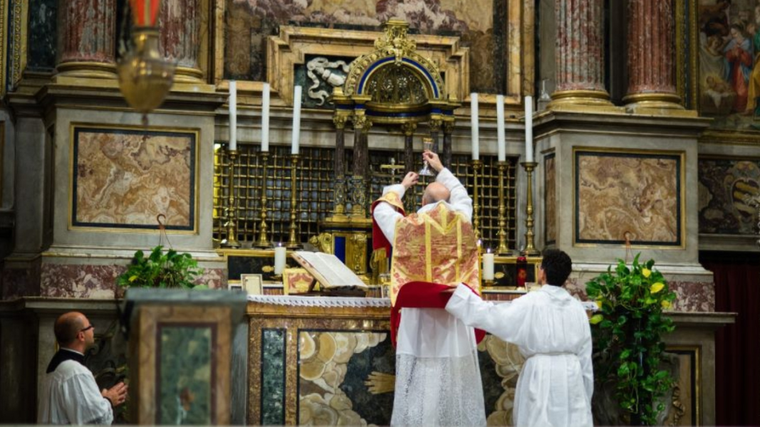 El nuncio en Reino Unido afirma que León XIV no revertirá las restricciones a la Misa tradicional