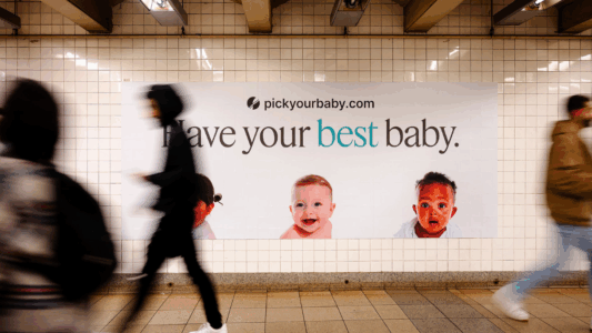 «Have Your Best Baby»: La nueva publicidad en el metro de Nueva York que ofrece niños a la carta