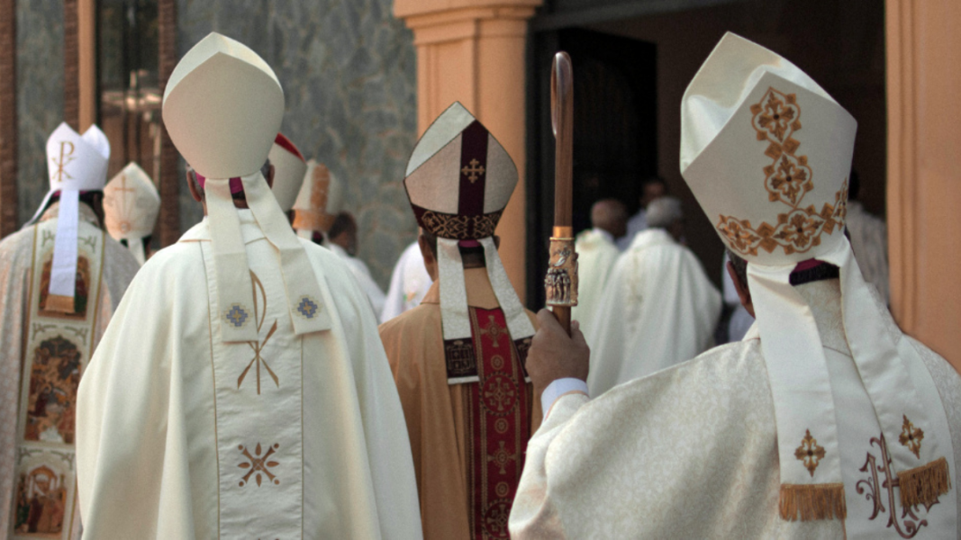 A los 75, a la estantería: la Iglesia y su extraña afición a jubilar el carisma