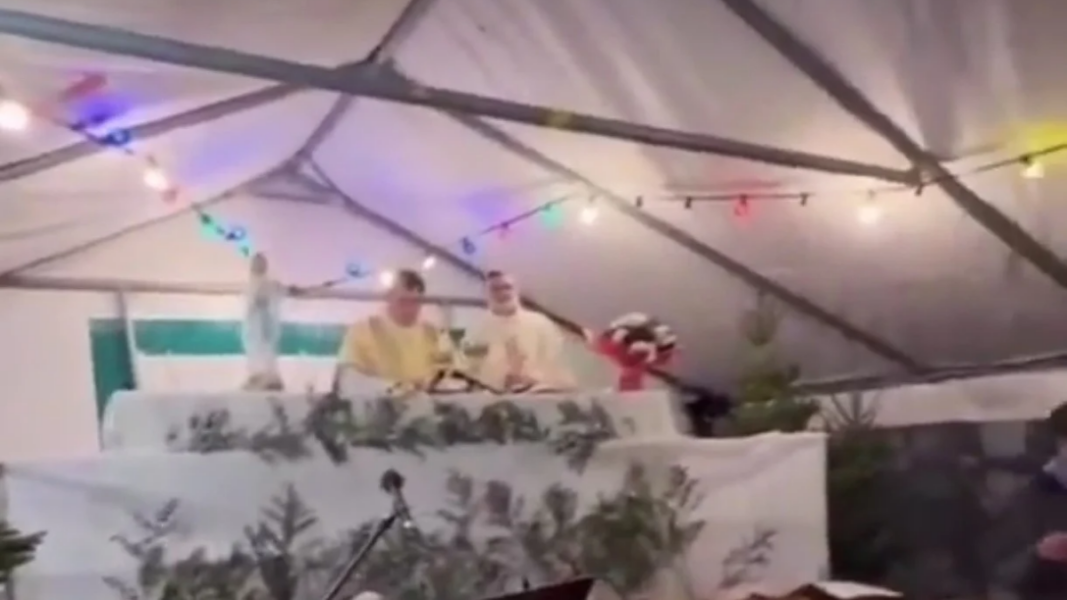 Agriculteurs français célèbrent la Messe de Noël sur une autoroute lors d'une manifestation rurale