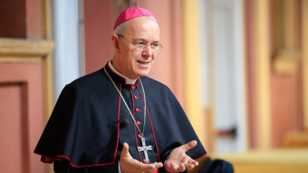 El Papa recibe en audiencia a mons. Athanasius Schneider