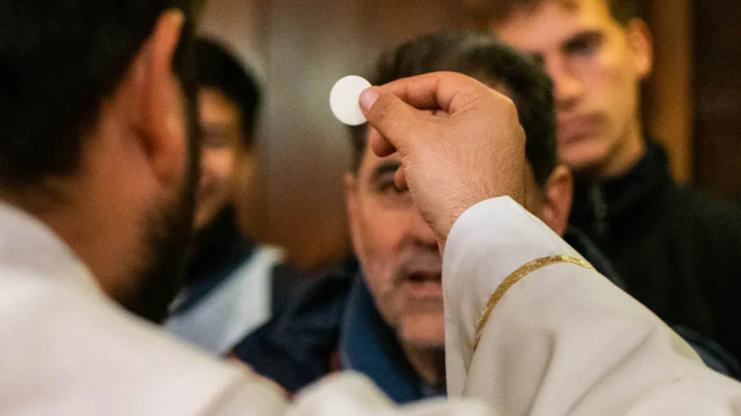 Un obispo de EE. UU. impone la comunión de pie y ordena retirar los reclinatorios en las parroquias