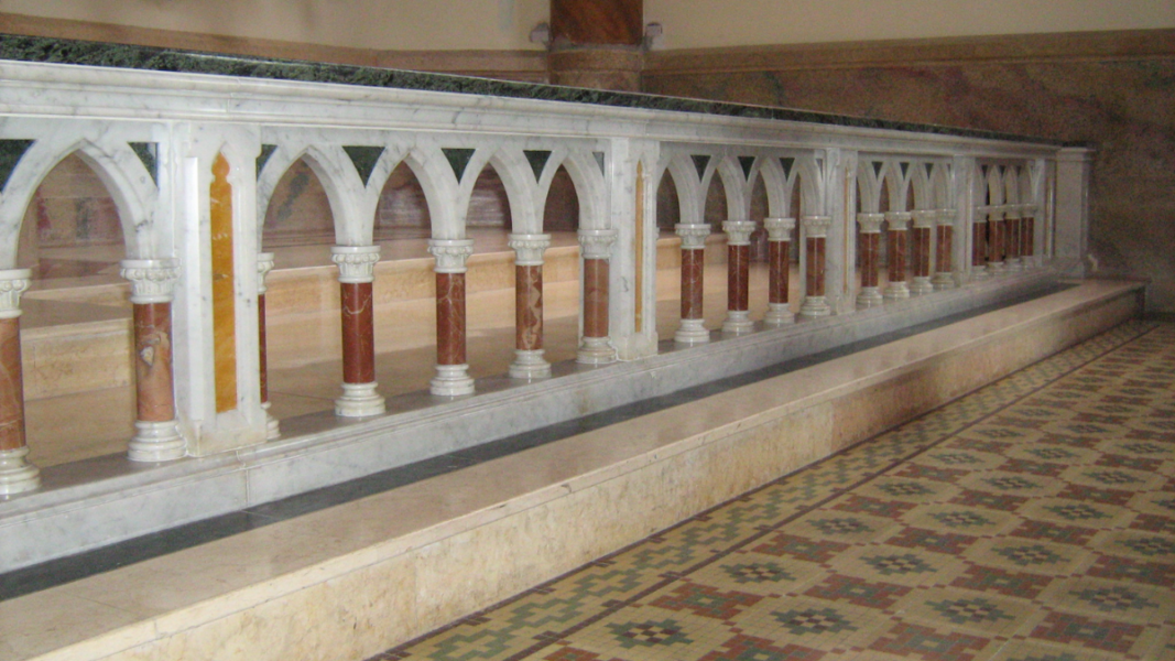 Cinco argumentos a favor del uso del comulgatorio