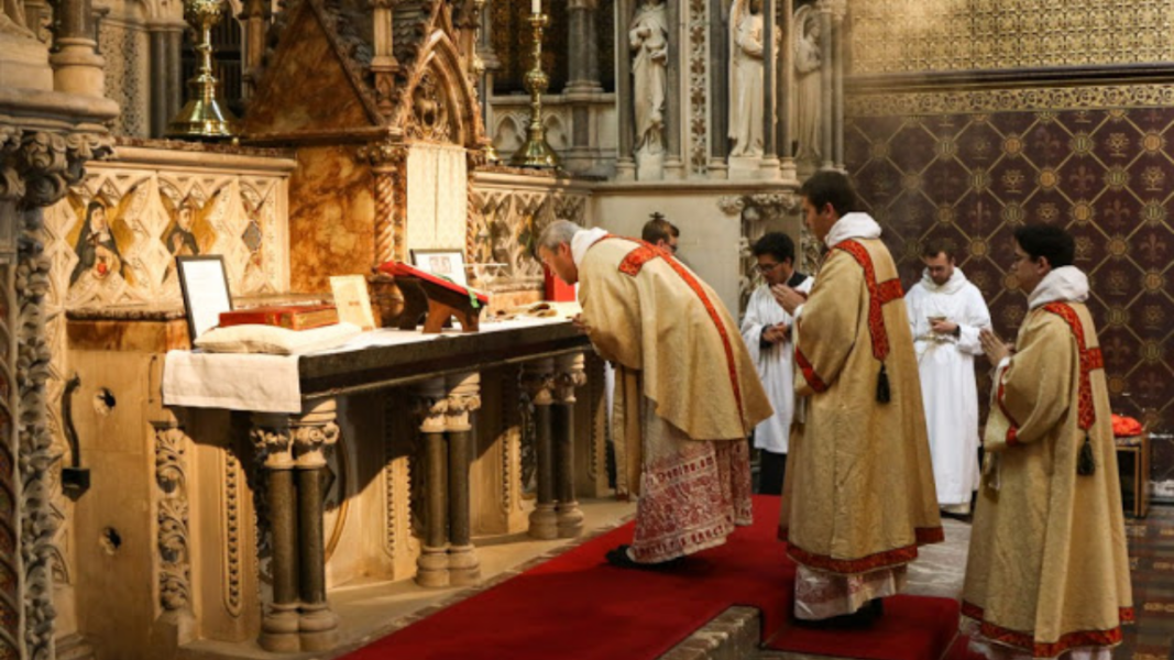 Crece en Francia una generación de católicos jóvenes que alterna entre la Misa tradicional y el rito ordinario