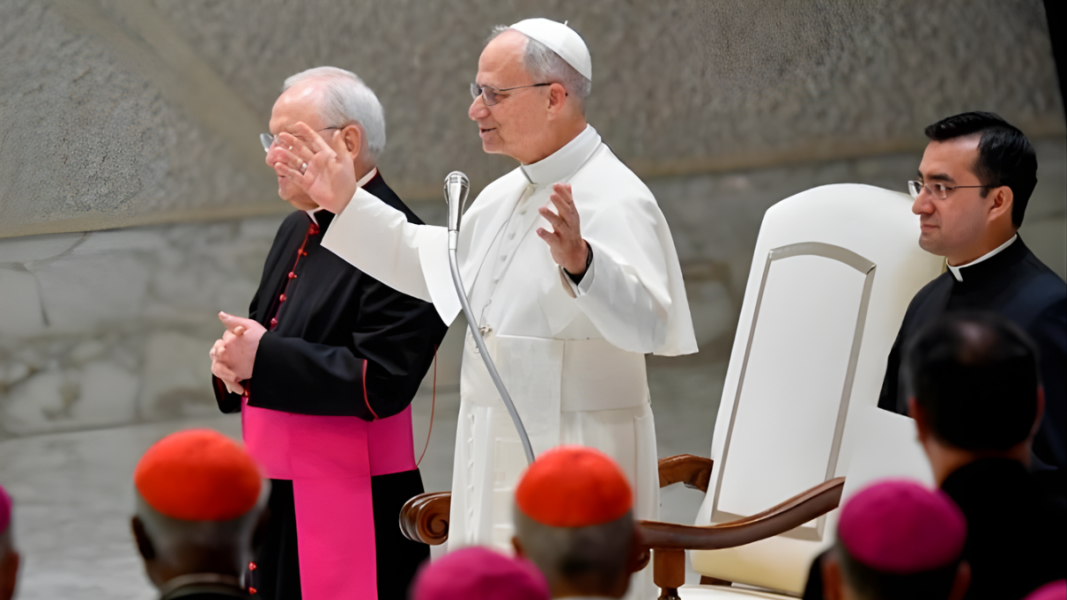 León XIV a la Curia Romana: «La misión y la comunión son posibles si ponemos a Cristo en el centro»