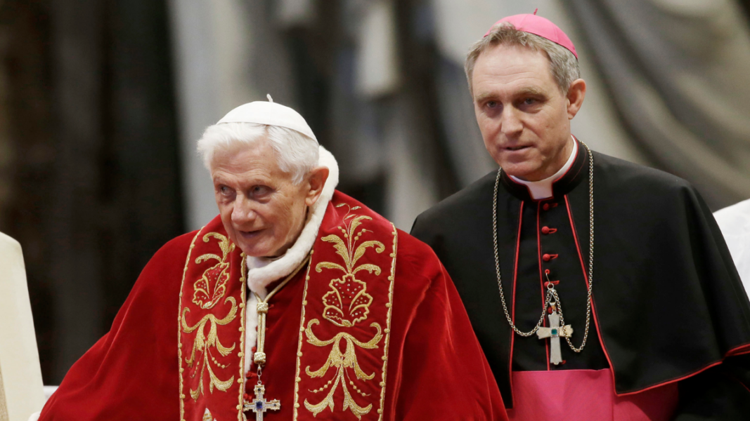 Gänswein presenta homilías inéditas de Benedicto XVI