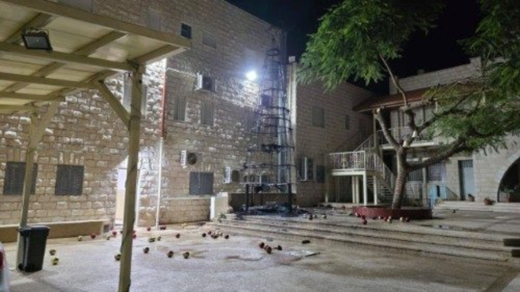Incendian el árbol de Navidad de una parroquia católica en Cisjordania