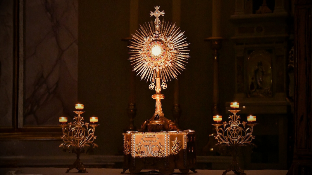 La pérdida de sacralidad en la Eucaristía: el mensaje de una Iglesia tibia