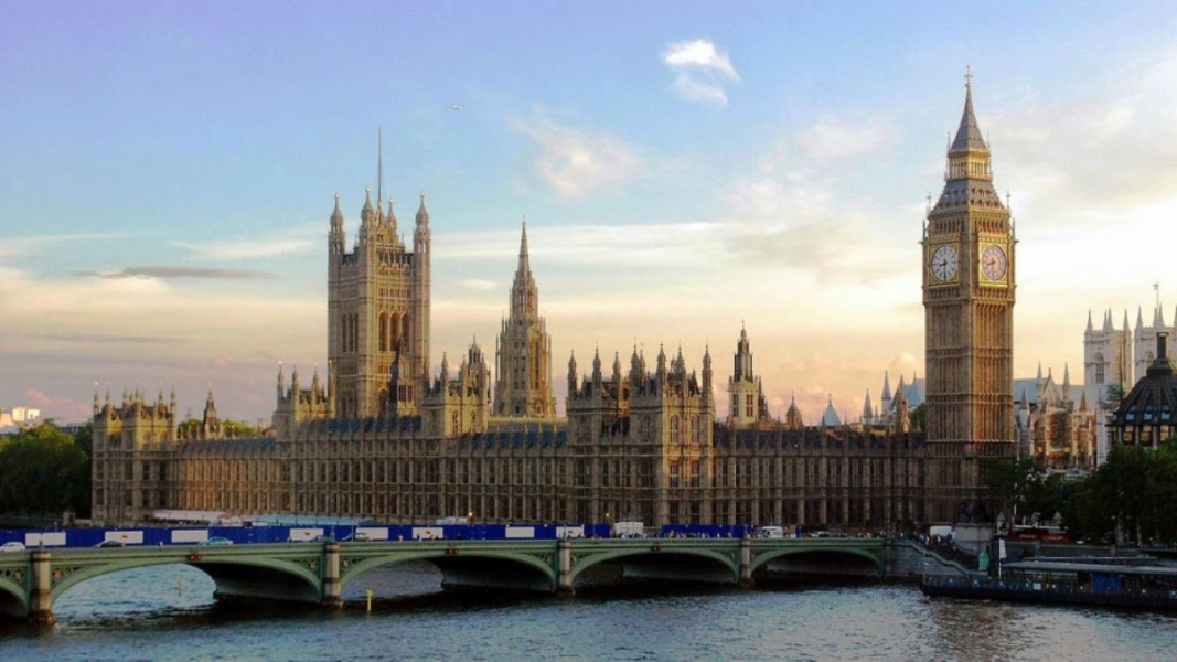 La ley de eutanasia en Reino Unido: manipulación política en nombre de la «compasión»