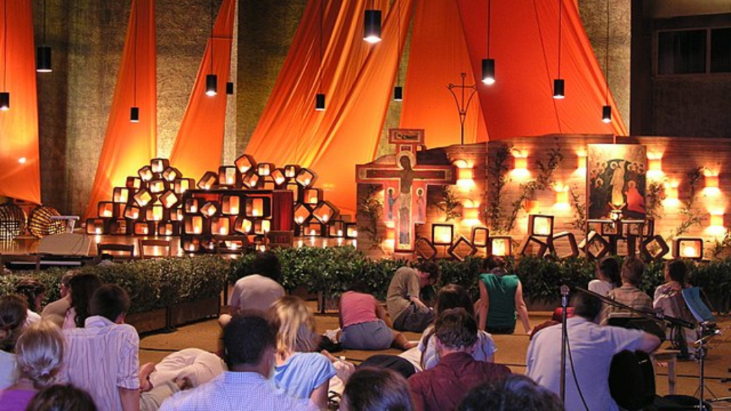 Taizé reúne a miles de jóvenes en París en un encuentro marcado por el ecumenismo