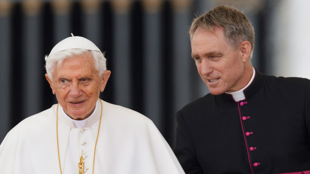 El exsecretario de Benedicto XVI espera su pronta beatificación y pide retomar su línea litúrgica