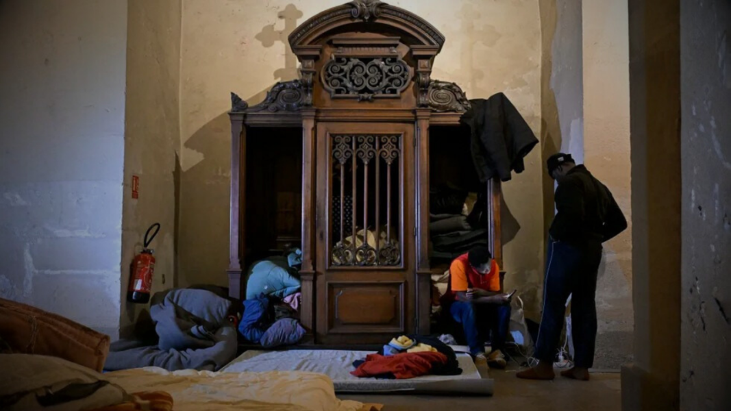 A nova estratégia do ativismo de esquerda: ocupar igrejas para forçar a agenda migratória na França