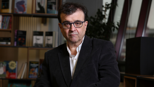 La CEE premia a Javier Cercas: cuando la autocomplacencia se arrodilla ante quien te desprecia