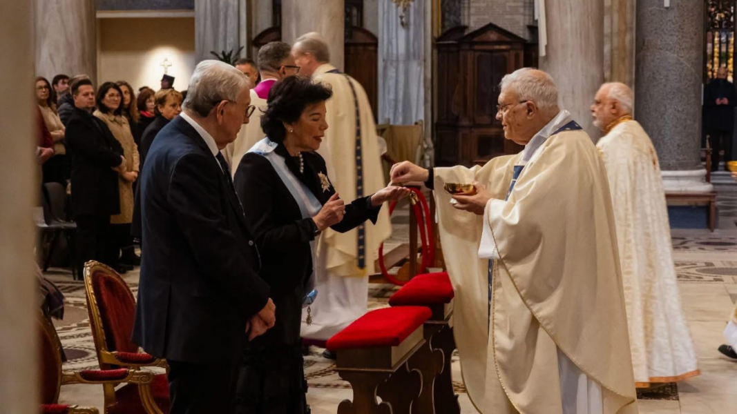 La exministra del PSOE Isabel Celaá, defensora del aborto y la eutanasia, comulga públicamente en Roma