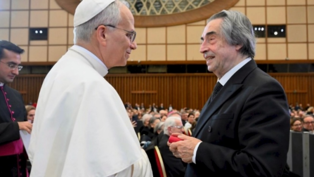 El maestro de Benedicto hace música para León