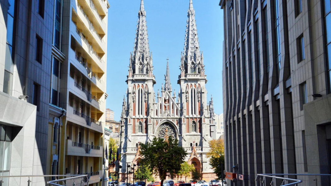 Ucrania devuelve la catedral de San Nicolás a la comunidad católica tras décadas de uso estatal
