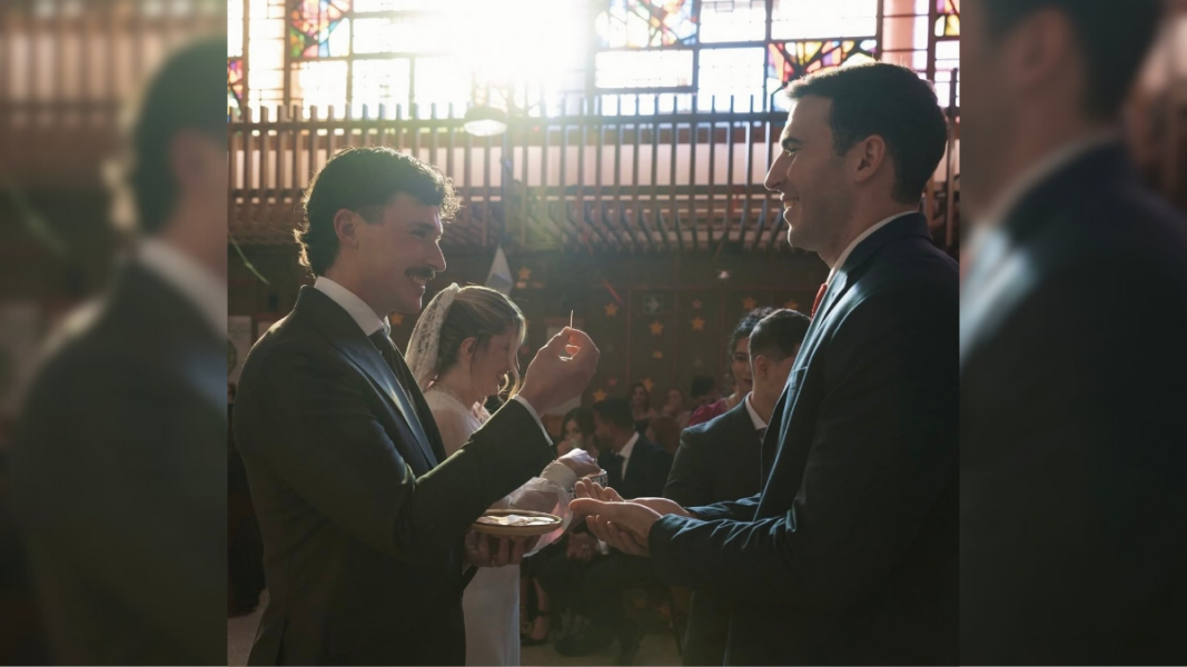 La historia detrás de los novios repartiendo la comunión en su boda