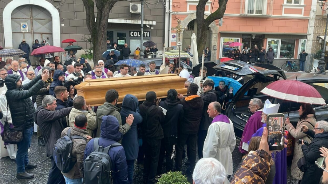 El funeral de un obispo italiano termina con Bella Ciao, el himno partisano