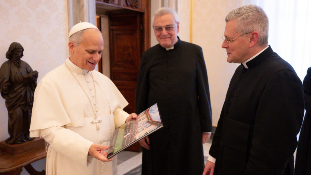 León XIV imparte su bendición a la FSSP
