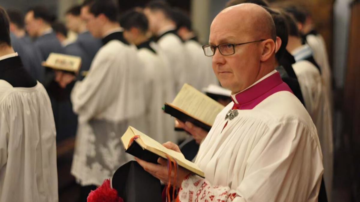 Quién es Marco Agostini, el ceremoniero de tres pontífices cesado en un ataque con olor a lavanda