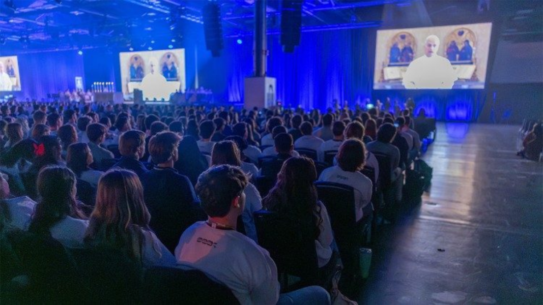 El Papa llama a los jóvenes a buscar el sentido de su vida en Cristo