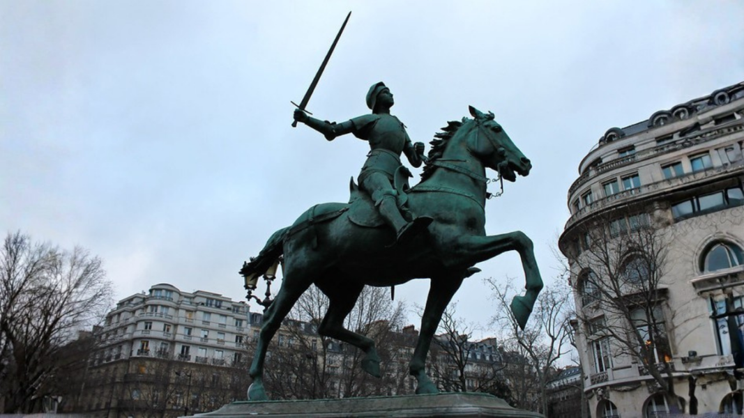 Francia: Dañan la estatua de santa Juana de Arco en pleno centro de París