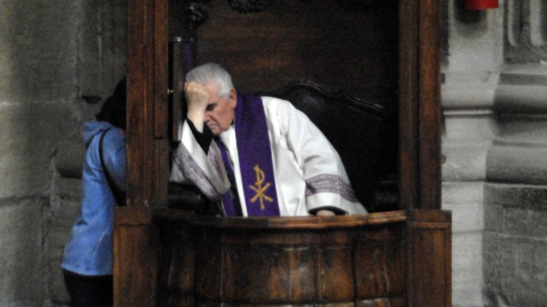 ¿Por qué no es obligatorio ofrecer la confesión en todas las Misas?