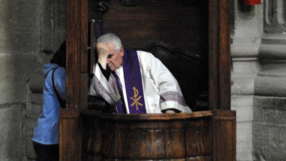 ¿Por qué no es obligatorio ofrecer la confesión en todas las Misas?