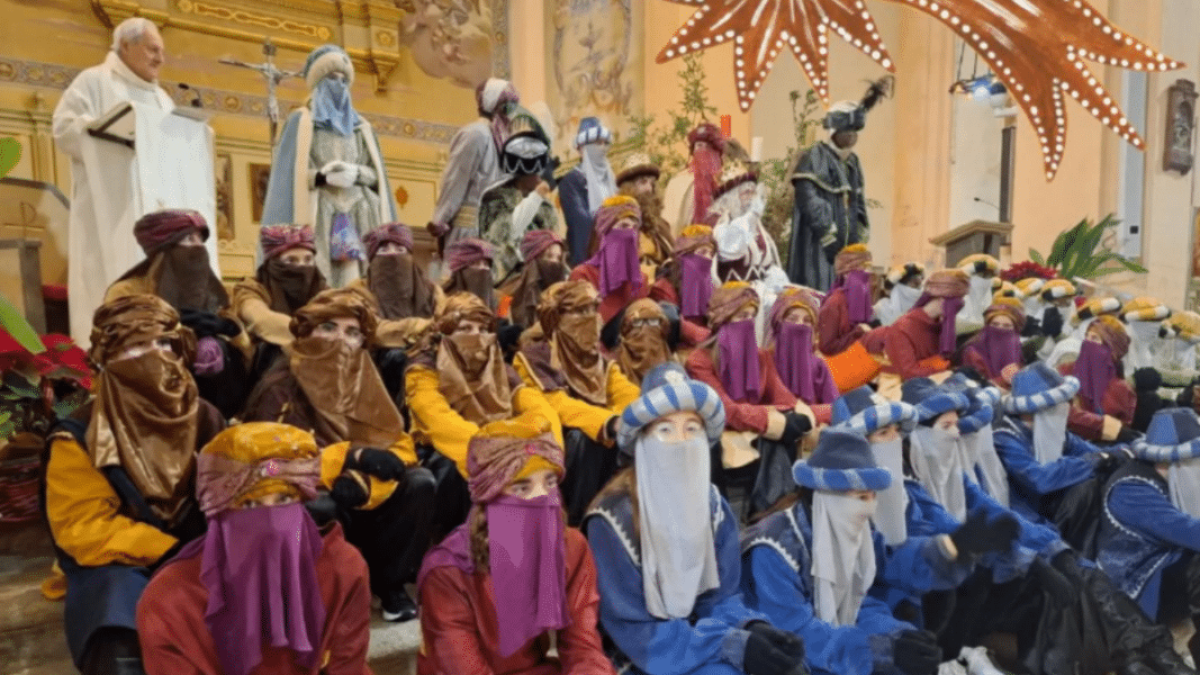 Los Reyes Magos se niegan a besar al niño Jesús porque son musulmanes y el párraco sugiere leer el Corán en Misa