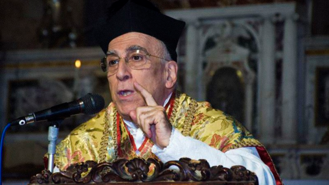 Mons. Bux: «La familia es una iniciativa divina y nadie puede destruirla»