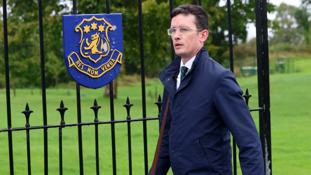 El hermano de Enoch Burke denuncia que su excarcelación es una burla de la justicia: «lo sueltan para devolverlo a prisión»