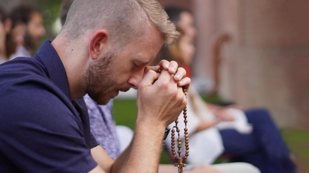 Católicos rezan el Rosario en Charlotte como reparación por la prohibición de comulgatorios y reclinatorios