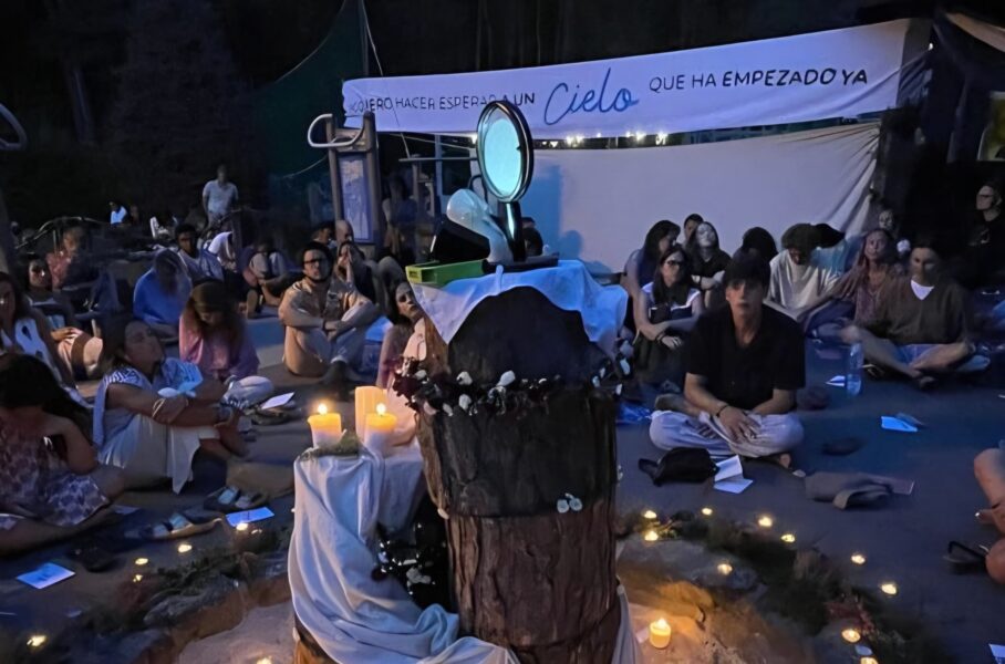 Lo que la forma dice del fondo: El problema de Hakuna con el trato al Santísimo