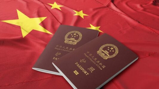 China obliga a los sacerdotes a entregar sus pasaportes y refuerza el control estatal sobre la Iglesia