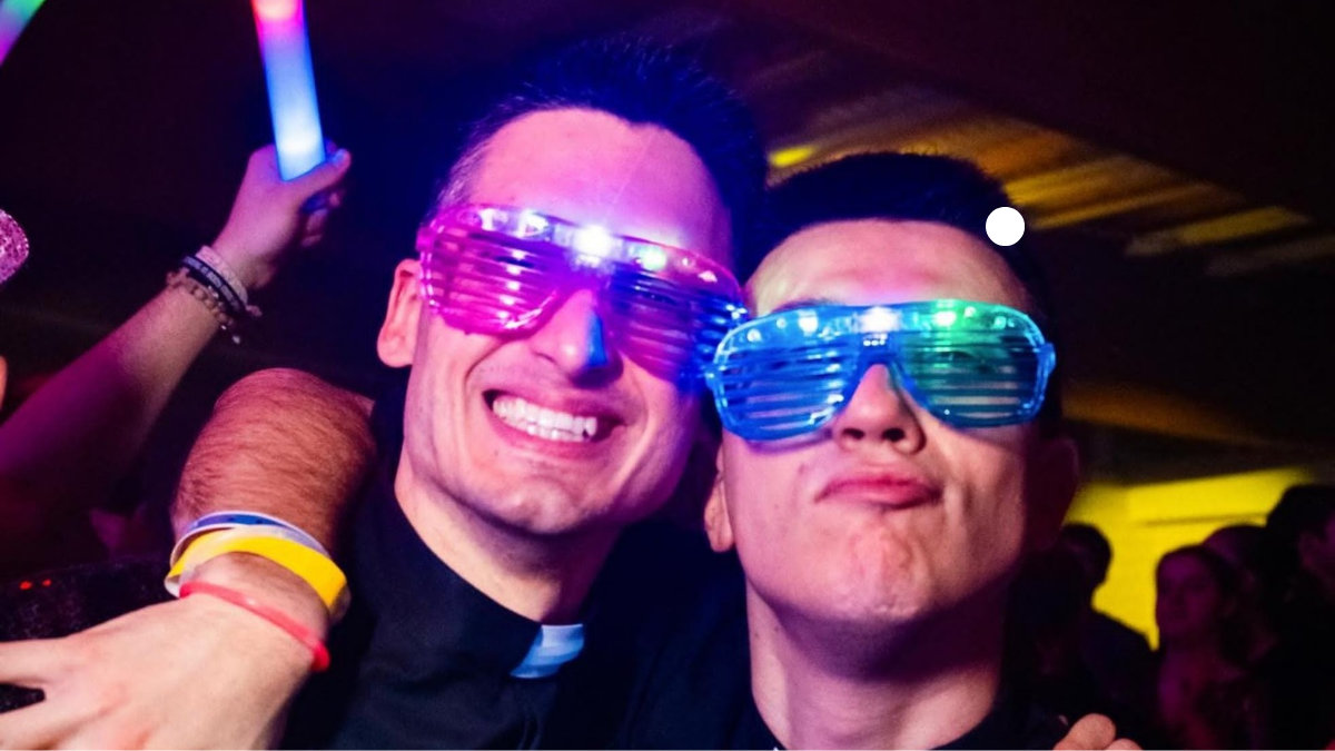 Otro cura influencer afeminado abandona el sacerdocio