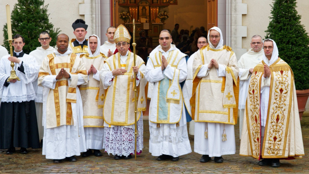 La Fraternidad San Vicente Ferrer ordena un nuevo sacerdote y un subdiácono en Francia