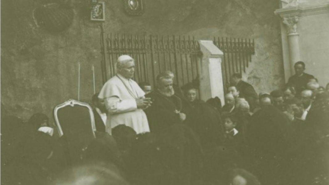 Lourdes Y San Pio X: Maria, medianera y corredentora