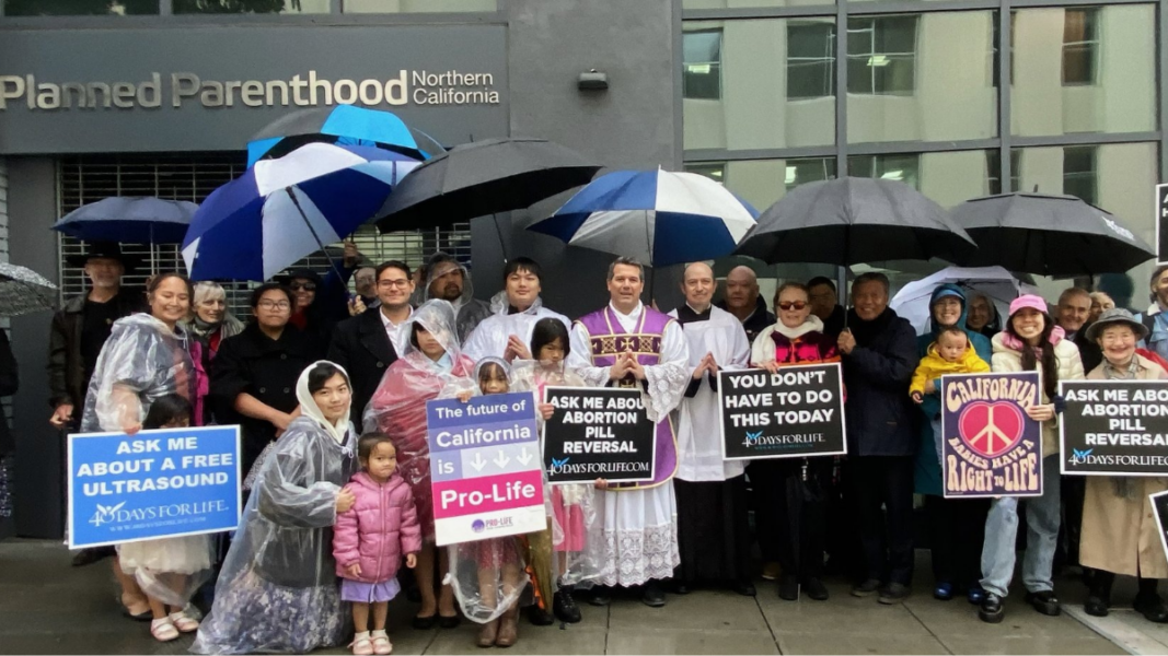 Un grupo de fieles celebra la Misa tradicional frente a Planned Parenthood como acto de reparación y oración por la vida