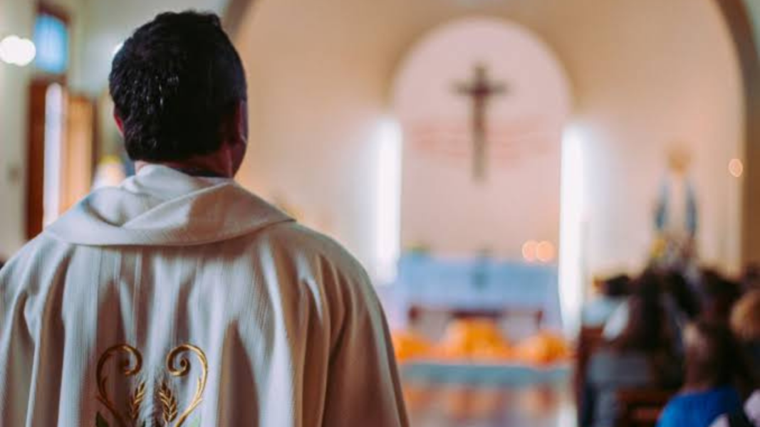 El progresismo avanza hacia el sacerdocio temporal y no nos damos cuenta