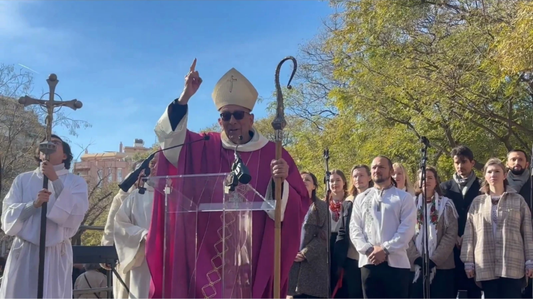 «¡Viva la Sagrada Familia, viva Ucrania…!»: el cierre de Omella en la coronación de la torre de Jesucristo