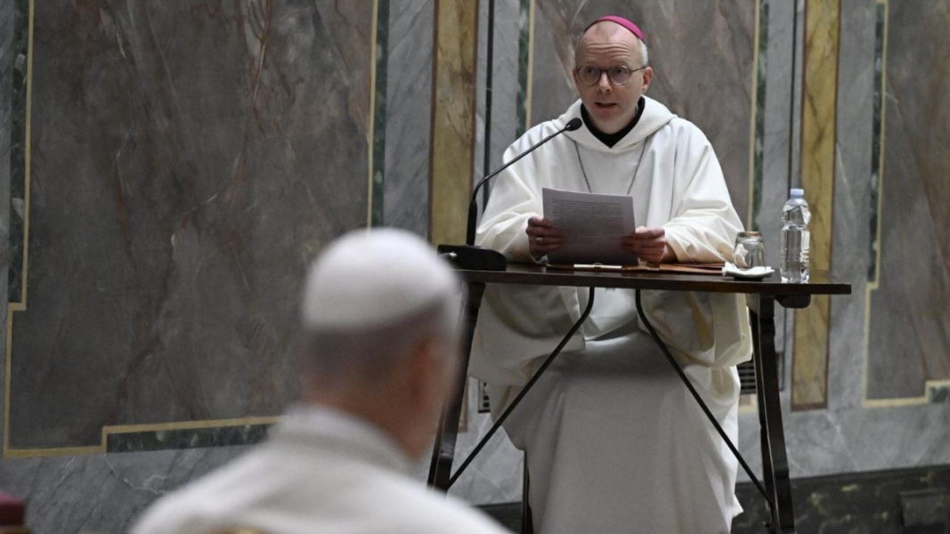 Varden a la curia vaticana: gobernar la Iglesia exige «consideración» antes que soluciones técnicas