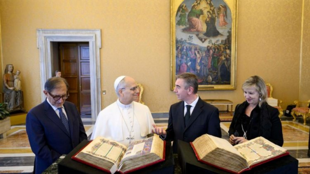 Presentan al Papa la Biblia de Borso d’Este, joya del arte cristiano