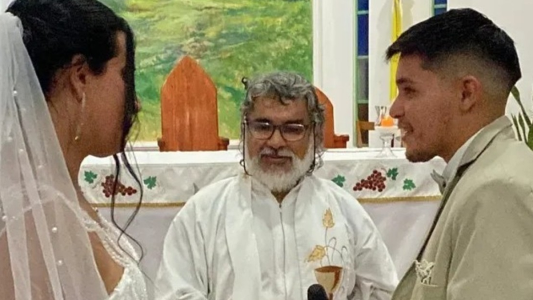 El sacerdote que casó a una pareja trans en Argentina deja la provincia por recomendación de sus superiores