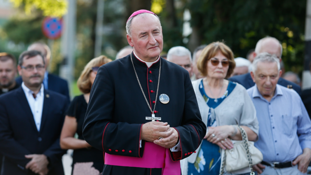 Un obispo polaco enfrenta hasta tres años de prisión por presunto encubrimiento en dos casos de abusos