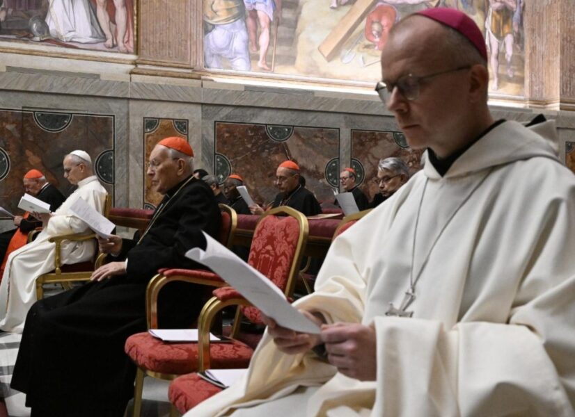 Inician los ejercicios espirituales de la Curia en la Capilla Paulina