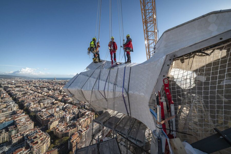 Así ha sido el momento en que la Sagrada Familia alcanza su cima tras 144 años de obras
