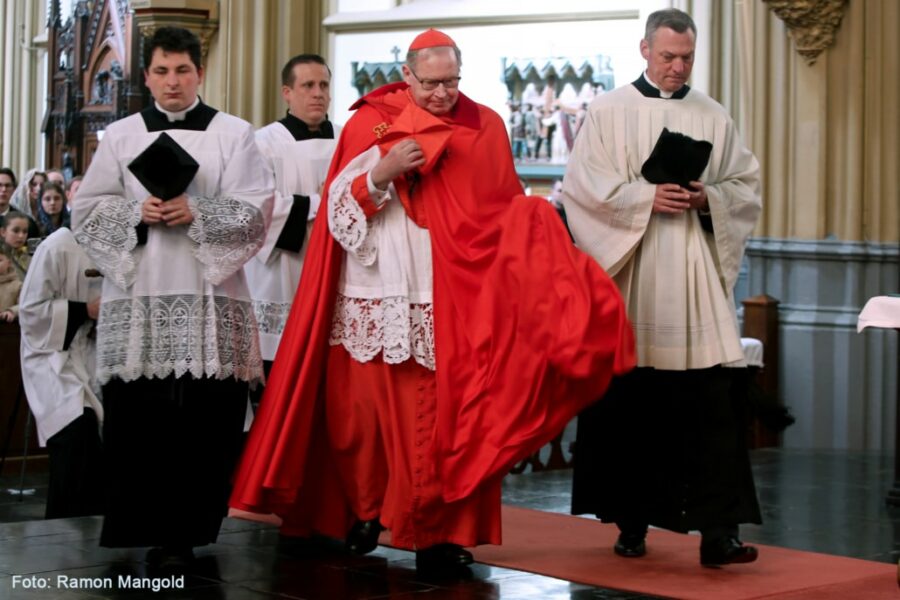 El cardenal Eijk tras celebrar la Misa tradicional: «Fue una experiencia impresionante e inolvidable»